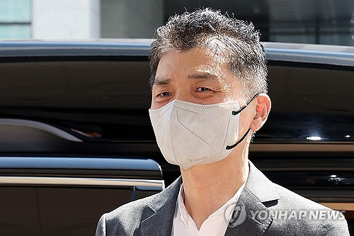 SM엔터테인먼트 시세조종 공모 의혹을 받는 카카오 창업자 김범수 경영쇄신위원장이 29일 오후 서울 양천구 서울남부지법에서 열린 1심 결심공판에 출석하고 있다. [사진: 연합뉴스]