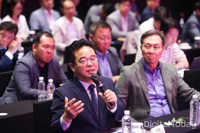 민병덕 더불어민주당 의원(왼쪽)이 2일 디지털투데이가 개최한 디지털 인사이트 2025 행사에 참석해 강연을 듣던 중 질문하고 있다. [사진: 디지털투데이]