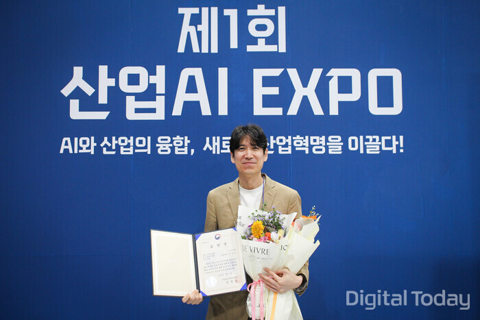 박홍민 핀다 공동대표가 3일 서울 강서구 코엑스 마곡에서 열린 ‘2025년 산업 디지털 전환 및 인공지능 활용 촉진 유공자 포상’ 시상식에서 산업통상자원부 장관상을 수상했다. [사진: 핀다]