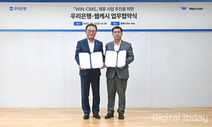 웹케시와 우리은행이 12일 서울 영등포구 웹케시 본사에서 ‘WIN-CMS 제휴 사업’ 추진을 위한 업무협약을 체결했다. 배연수 우리은행 기업그룹 부행장(왼쪽)과 강원주 웹케시 대표의 모습 [사진: 휍케시]