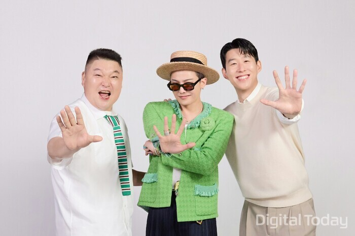 개그맨 강호동(왼쪽부터), 가수 지드래곤, 축구선수 손흥민이 홍보 촬영을 하는 모습 [사진: 하나은행]