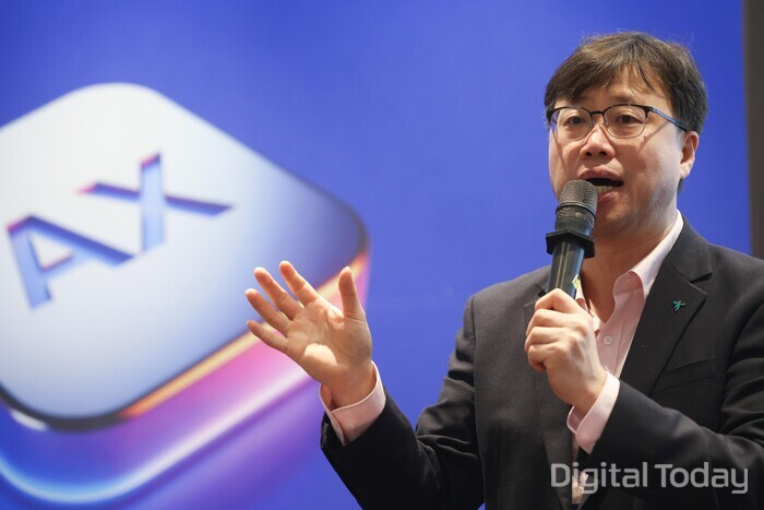 서일식 하나은행 금융AI 부장은 23일 디지털투데이가 서울 삼성동 코엑스에서 'AX 혁신 사례 및 성공 전략‘을 주제로 개최한 디지털 인사이트 2025 컨퍼런스에서 금융AI 현황에 대해 소개하고 있다. [사진: 디지털투데이]