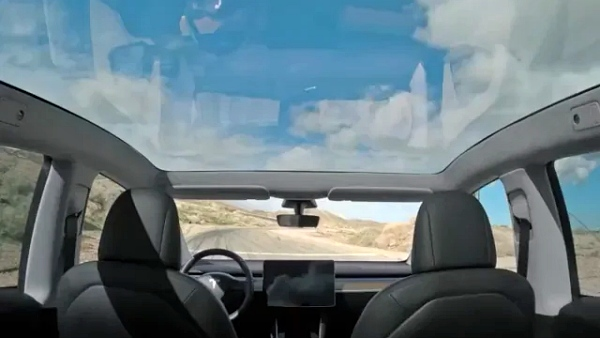 테슬라 모델Y의 파노라믹 선루프 [사진: teslamotorsclub.com]