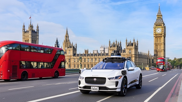 런던 거리를 달리는 웨이모 로보택시 가상 이미지 [사진: Reve AI]