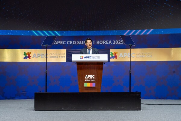 오경석 대표가 29일 경주 APEC CEO 서밋에서 기조연설하는 모습. [사진: 두나무]