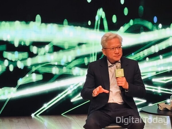 젠슨 황 CEO가 31일 경주 예술의전당 원화홀에서 열린 기자간담회에서 