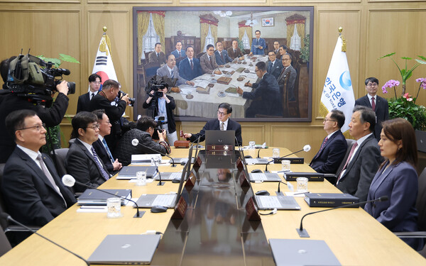 &nbsp; 이창용 한국은행 총재가 10일 서울 중구 한국은행 본관에서 열린 금융통화위원회 본회의에서 의사봉을 두드리고 있다. [사진: 연합뉴스]