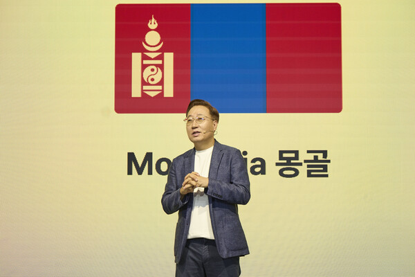 &nbsp; 윤호영 카카오뱅크 대표이사가 8일 서울시 영등포구에서 열린 '2026 카카오뱅크 프레스톡'에서 신규 글로벌 진출 국가인 '몽골'에 대해 소개하고 있다. [사진: 카카오뱅크]