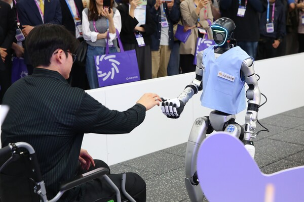 &nbsp; 서울 코엑스에서 열린 'AI EXPO KOREA 2026'에서 KB금융그룹의 시니어 돌봄 특화 휴머노이드 로봇 '젠피(GenP)'가 라이브 시연을 하고 있다. [사진: KB금융그룹]