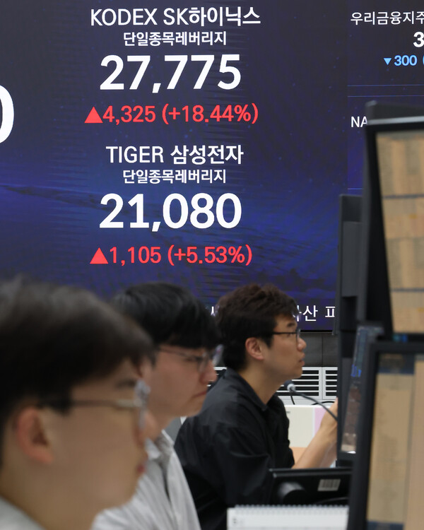 &nbsp; 지난달 27일 삼성전자·SK하이닉스 단일종목 레버리지 상품인 'KODEX SK하이닉스단일종목레버리지'와 'TIGER 삼성전자단일종목레버리지' 종가가 표시돼 있다. 이날 8개 자산운용사의 삼성전자·SK하이닉스 단일종목 레버리지·인버스 상품 16종이 동시 출격하면서 매수세가 급격히 쏠렸다. [사진: 연합뉴스]