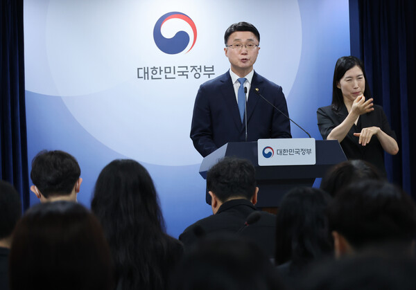 &nbsp; 류제명 과학기술정보통신부 2차관이 지난 18일 서울 종로구 정부서울청사에서 독자 AI파운데이션모델 프로젝트 2차 단계평가 결과 브리핑을 하고 있다. [사진: 연합뉴스]&nbsp;&nbsp;