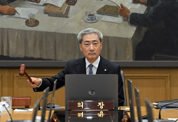 신현송 한국은행 총재가 8월27일 금융통화위원회 회의에서 의사봉을 두드리고 있다. [사진: 한국은행]