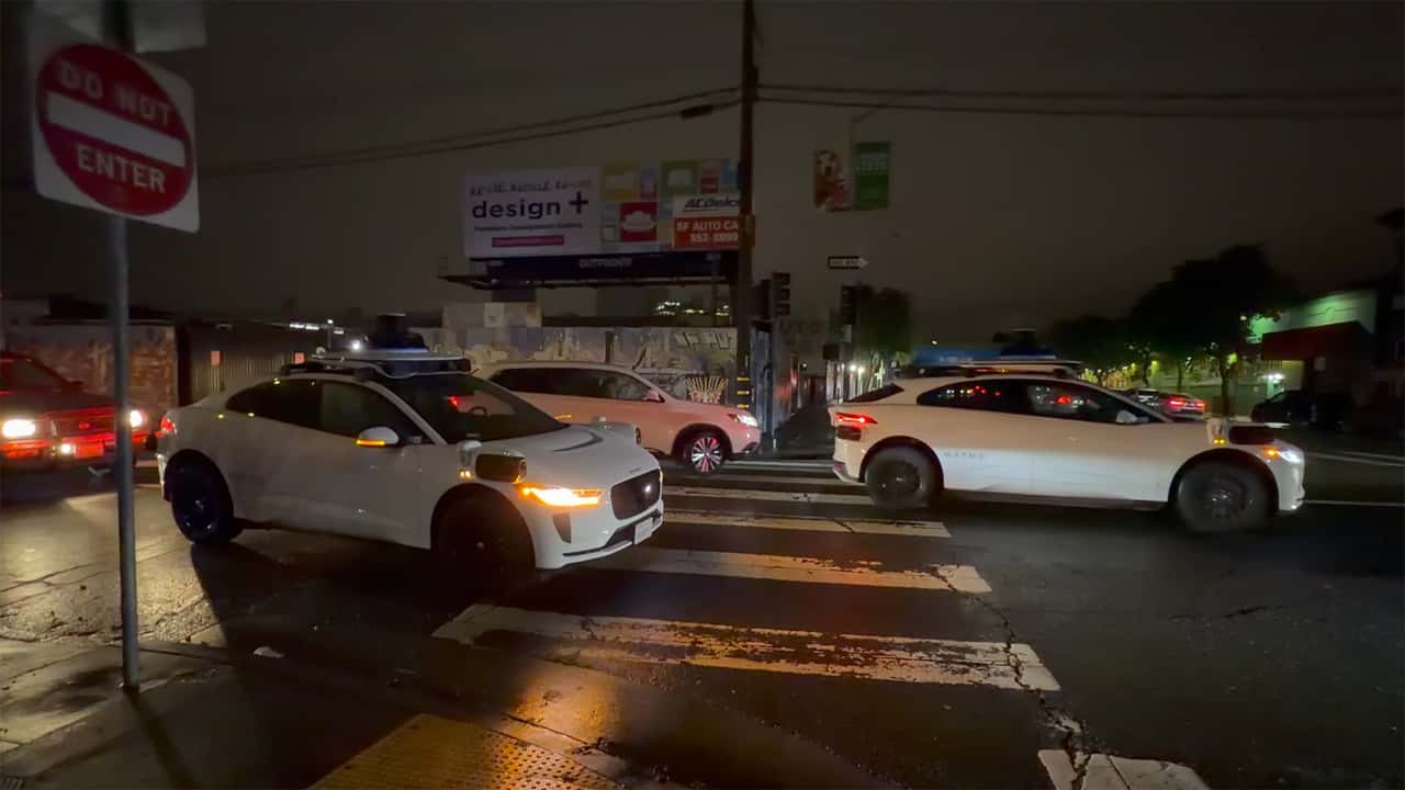 대규모 정전으로 SF 길 한 가운데서 어쩔 줄 모르는 Waymo