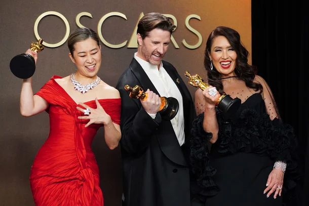 (왼쪽부터) 매기 강, 크리스 애플한스, 미셸 L.M. 웡의 장편 애니메이션 수상 포토 타임. | AP=연합뉴스