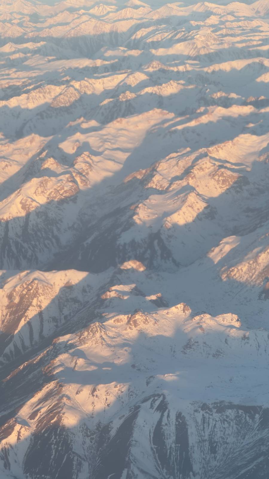 비행기 안에서 내려다 본 키르기스스탄의 설산 풍경