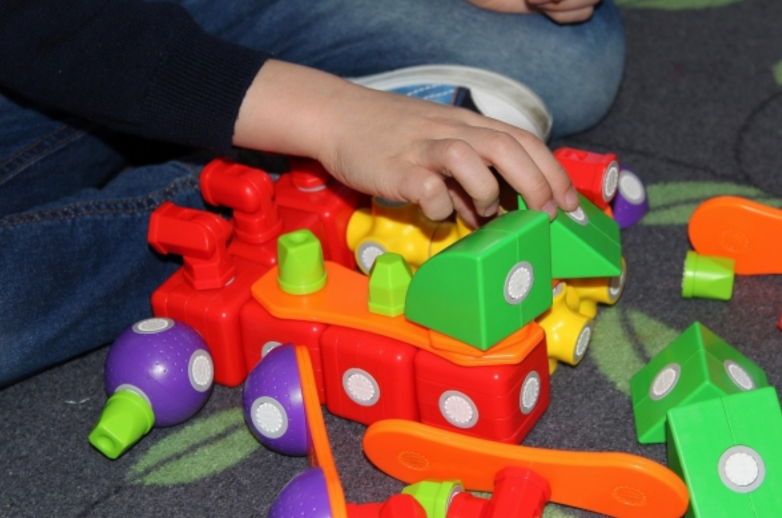 ☹︎ Childhood Exposure to Plastic Raises Lifetime Health Risks (어린 시절 플라스틱 노출이 평생 건강 위험을 높인다고?)의 썸네일 이미지