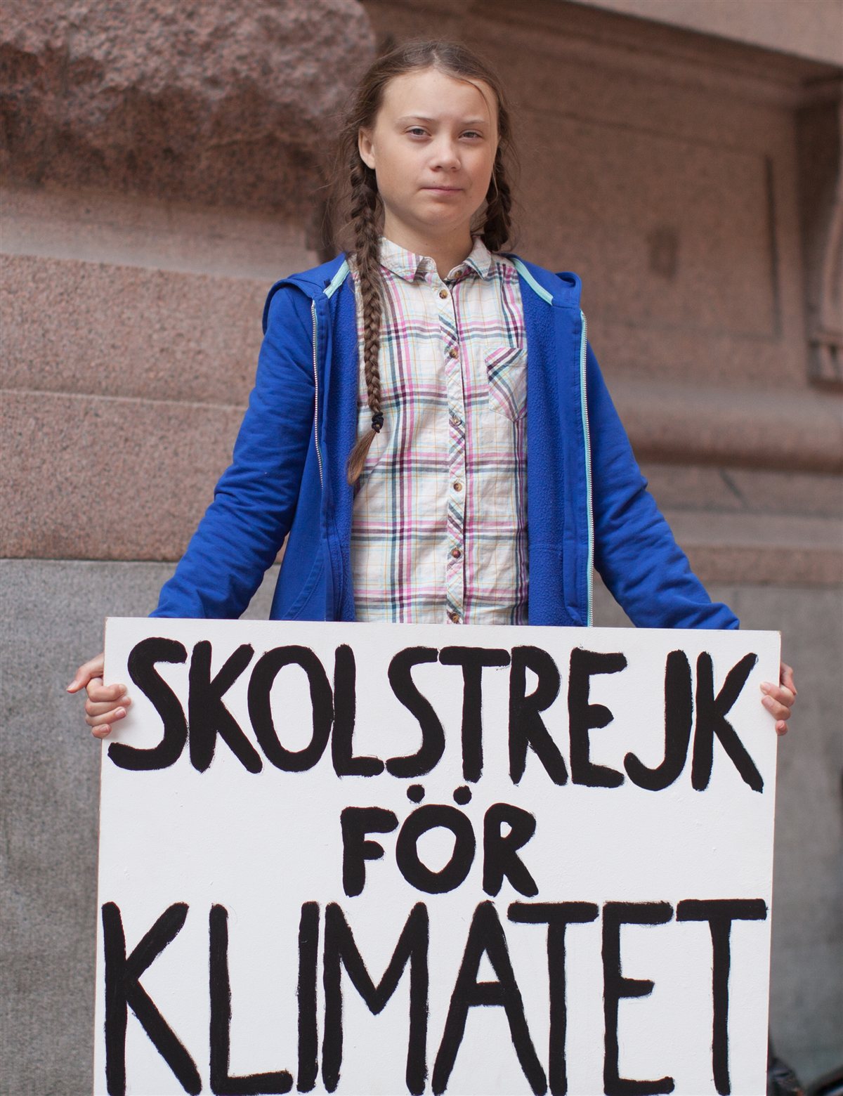 이미지: greta_thunberg_2018.jpg — 2018년 스웨덴 의회 앞의 그레타 툰베리 | 캡션:
