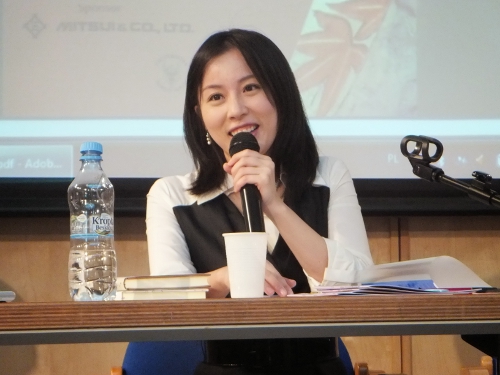 주폴란드 일본대사관 강연에서의 와타야 리사, 2013 (사진: 일본 외무성·주폴란드 일본대사관, CC BY 4.0)