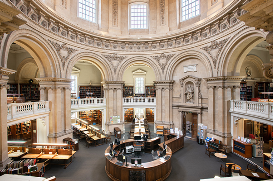 리처드 프라이스가 철학을 공부했던 옥스퍼드 대학교 래드클리프 카메라 도서관의 원형 열람실 내부.