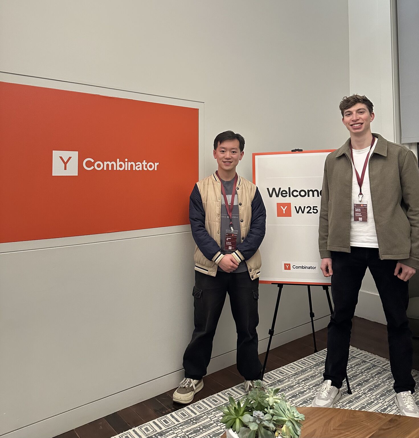 2025.1월~3월까지 진행된 Y Combinator Winter 2025에 참여한  Artificial Societies 공동 창업자 제임스 히(좌)와 패트릭 샤프(우)