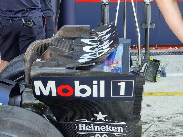 레드불 리어윙 | 이상 사진 출처: Motorsport-Magazin.com