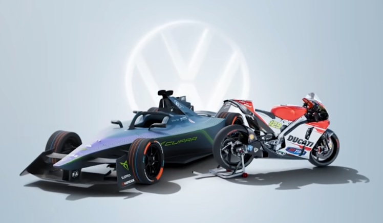 쿠프라(E-레이싱)와 두카티(모터GP)에 전력을 다했던 적도 있었다.