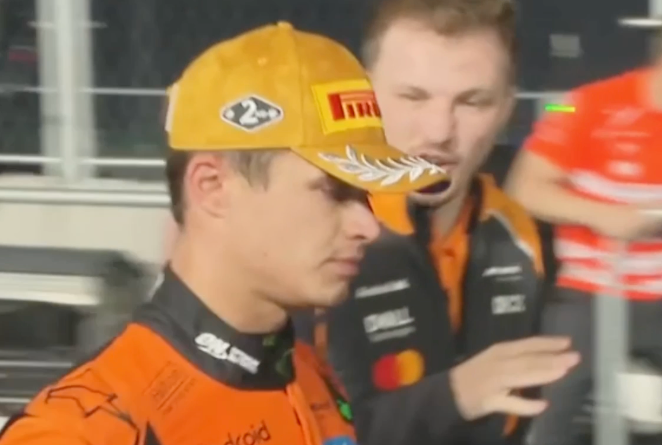 세레머니 후 복귀 과정에서 이야기를 나누는 어두운 표정의 노리스 