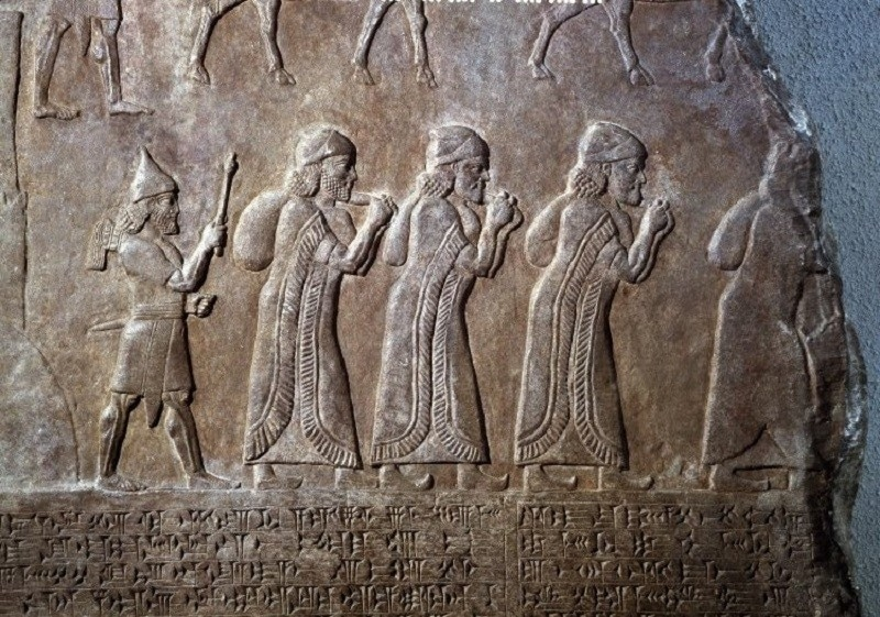 디글랏 빌레셀 3세의 아스나르투Astartu 원정 이후 포로를 사로잡아가는 장면_대영박물관The British Museum