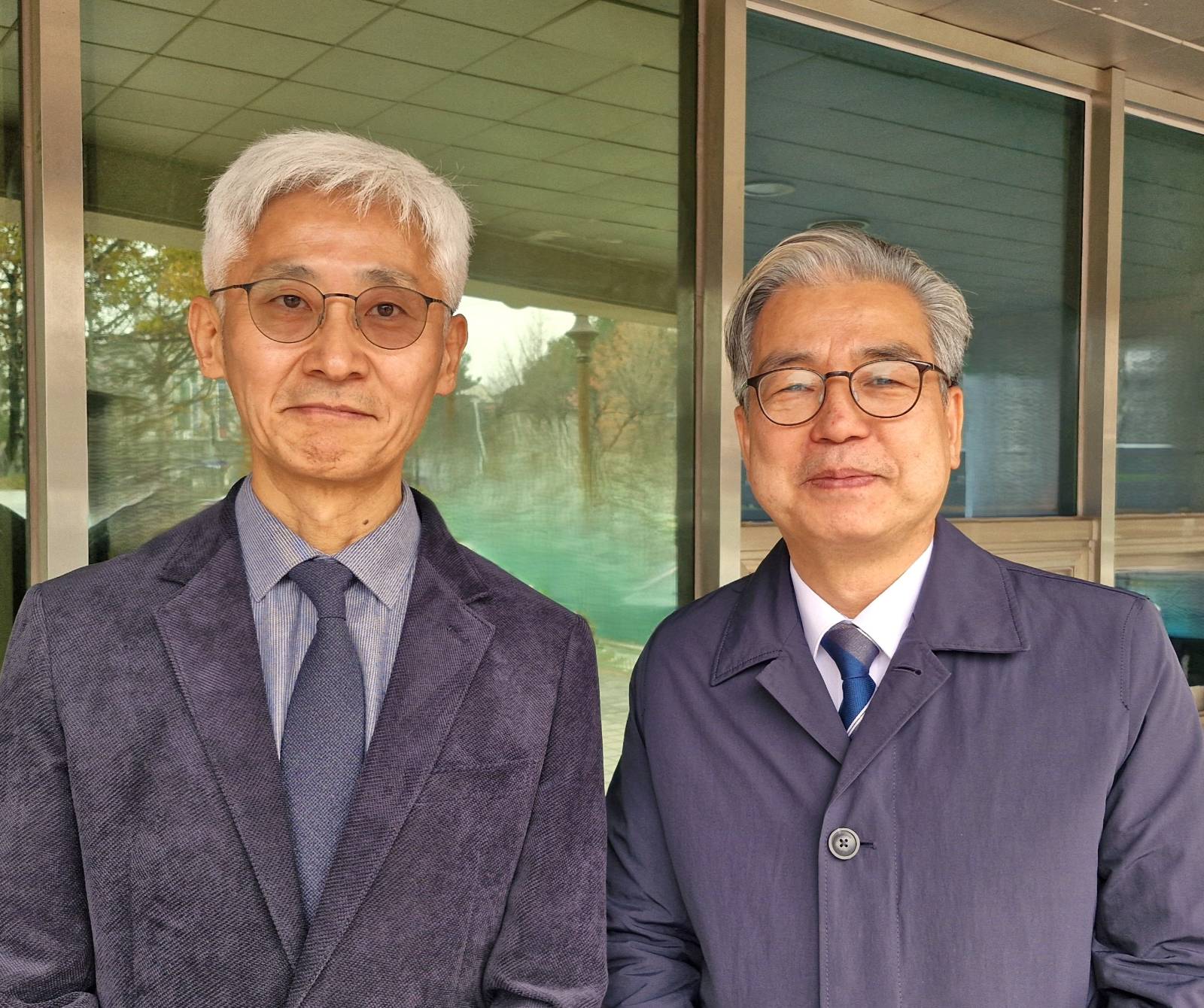 2025년 11월 23일 일산은혜교회 예배당 앞에서 김근주&이광하 목사_김성신 제공