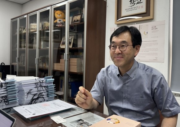 류기인, 책상 위에 쌓인 소년범사건 기록들_서울신문 퍼옴 2024.8.14판