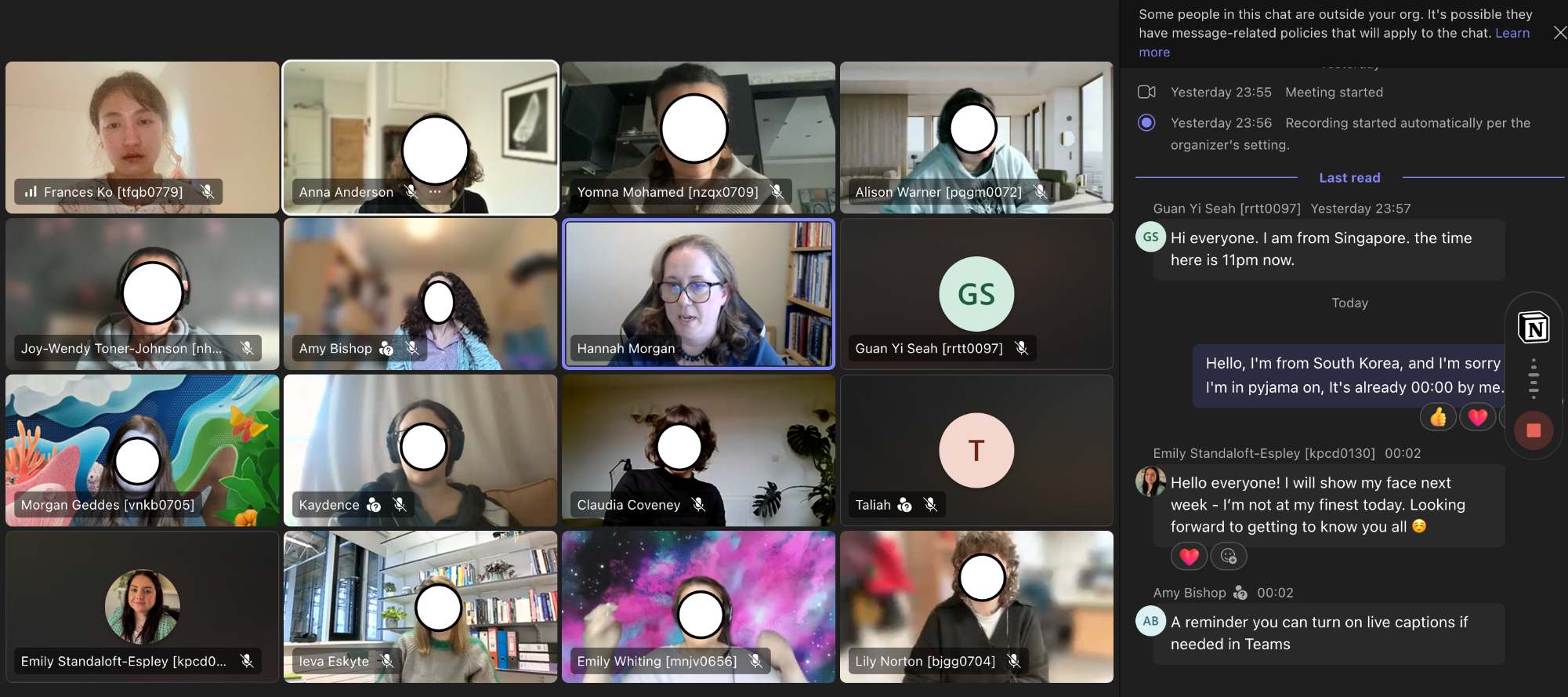 매주 월요일 밤 12시(영국 오후 3시)에 웨비나에 참여한다.