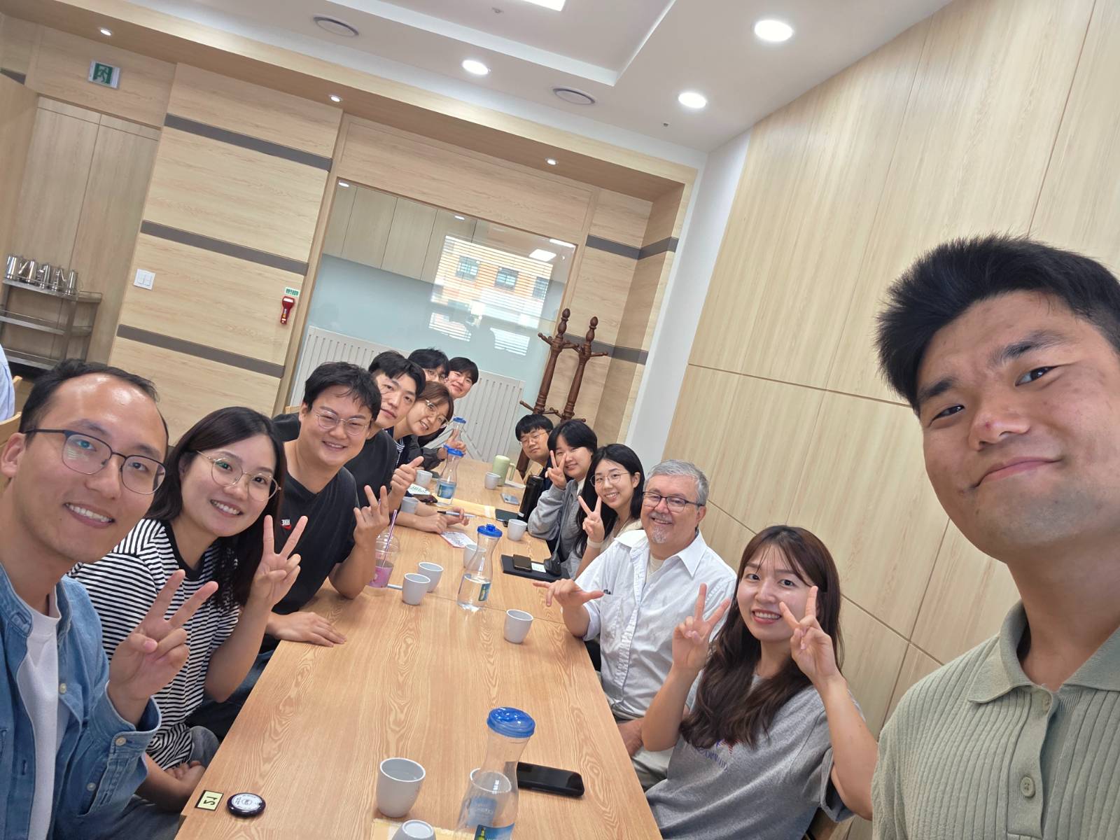 James Thorne κ΅μλκ³Ό ν¨κ»νλ μ μ¬μμ¬