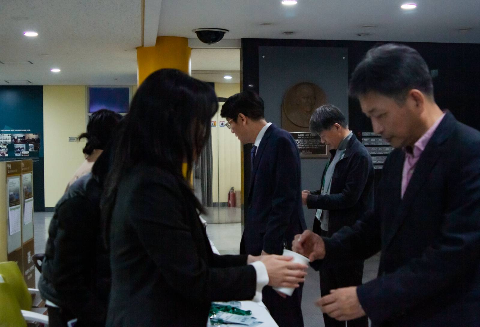 모교방문의 날 2부 행사를 위해 방문등록 중인 환경대학원 동창회 동문