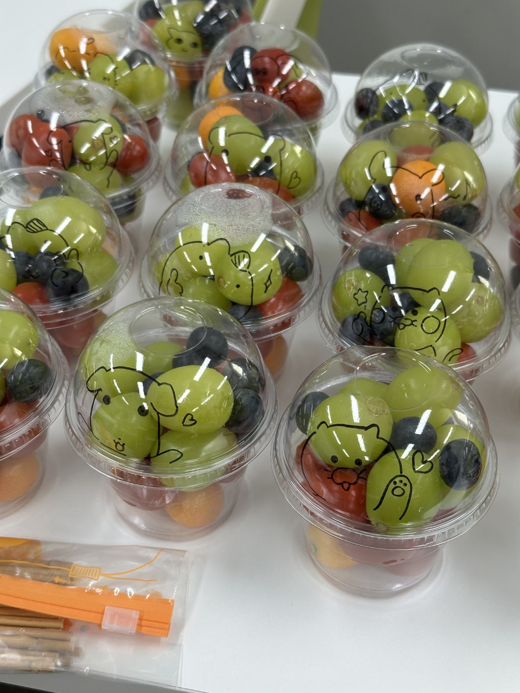 그림이 그려진 과일 컵