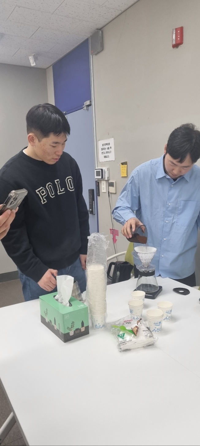 대량의 커피를 내리는 지성일(좌), 임강혁(우)