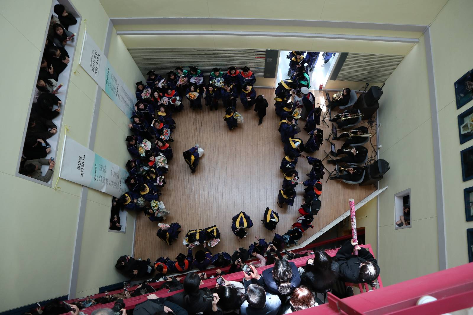 교수님들 및 학위수여자들의 축하 인사 및 악수