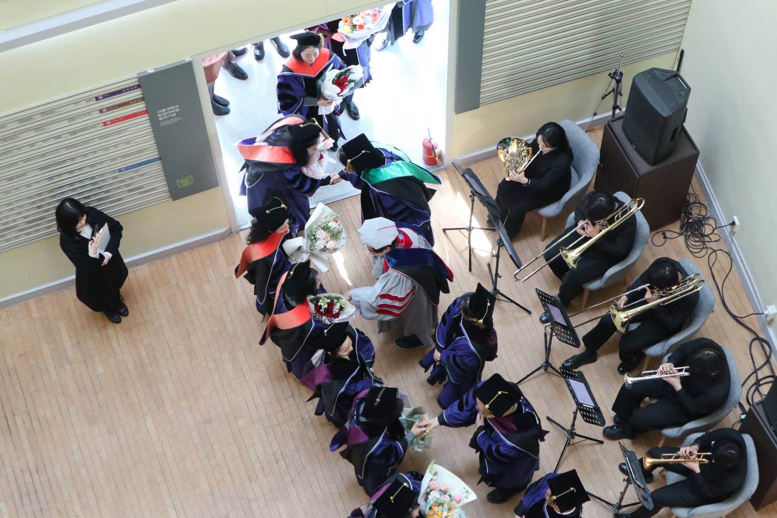 교수님들 및 학위수여자들의 축하 인사 및 악수