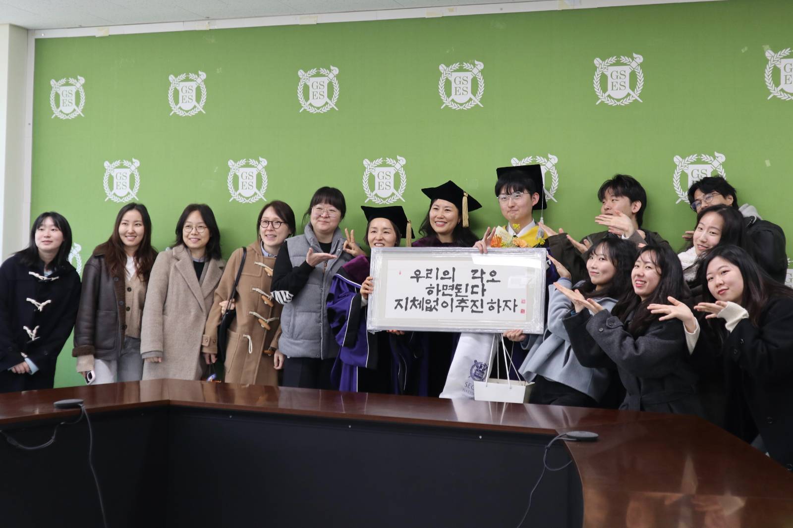 연구실 사진 촬영과 축하 현장