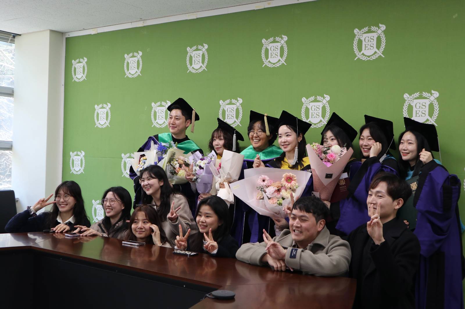 연구실 사진 촬영과 축하 현장