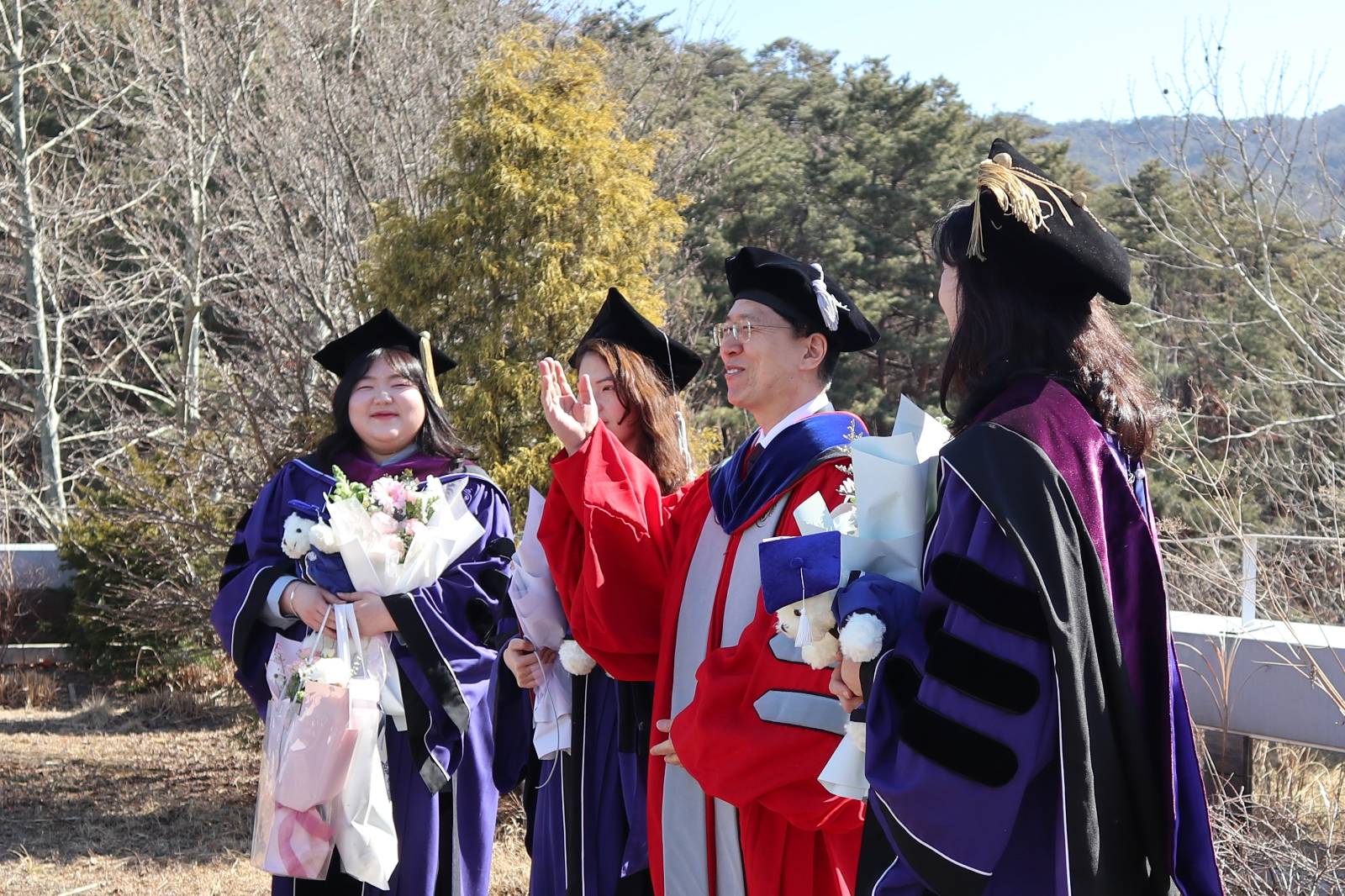 연구실 사진 촬영과 축하 현장