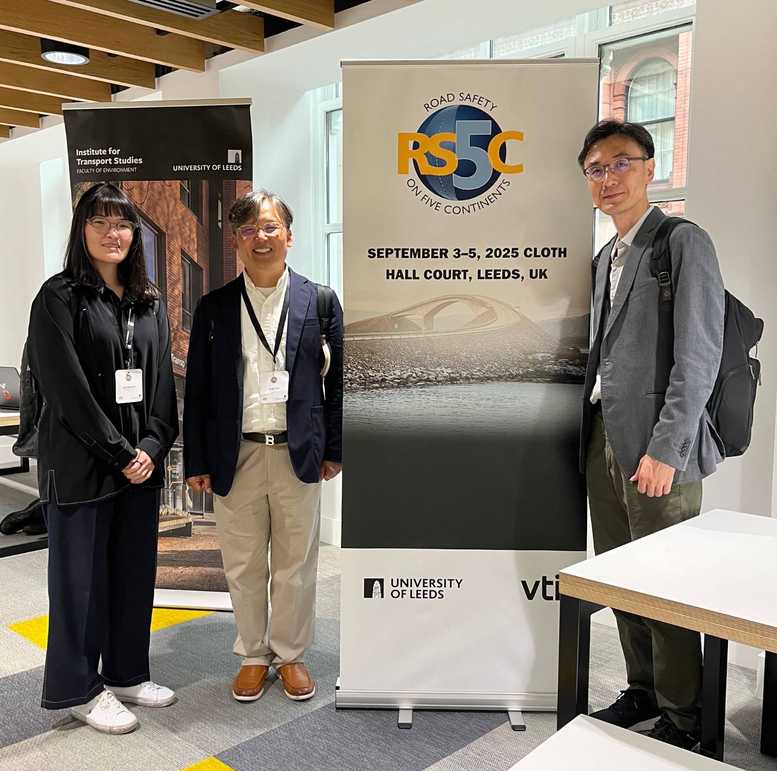 교수님과의 단체사진 ✌️