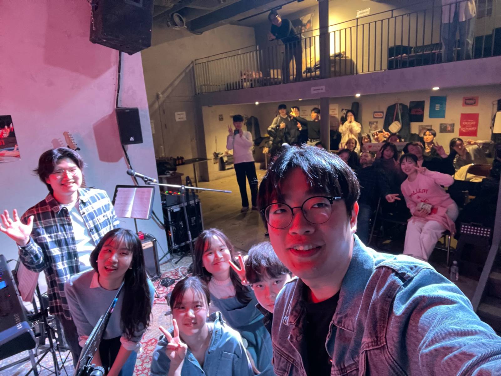 관객과 함께한 단체 사진 촬영