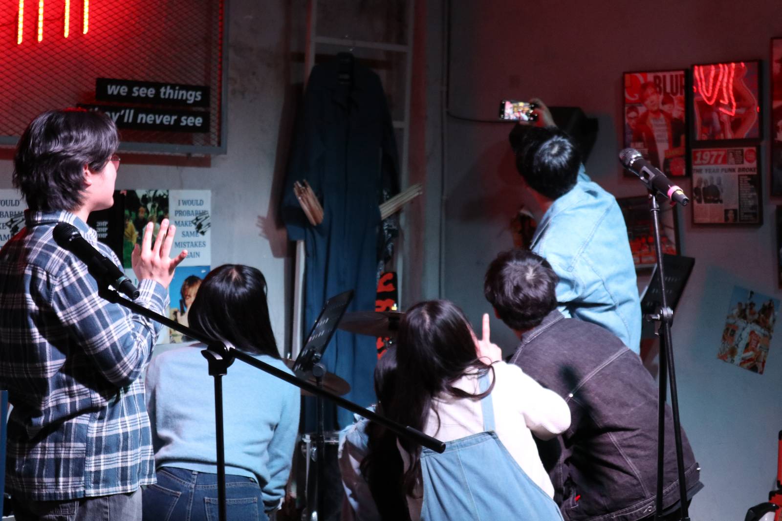 관객과 함께한 단체 사진 촬영