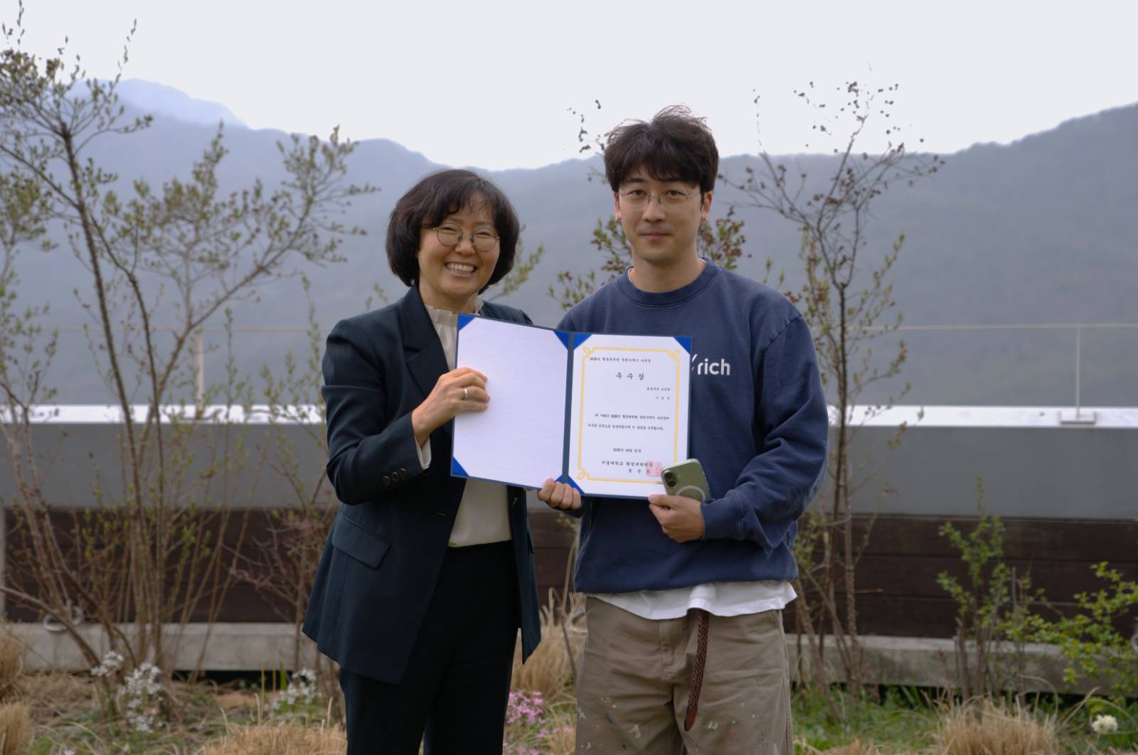 윤순진 대학원장님과 사진전 수상 학생들의 기념사진.