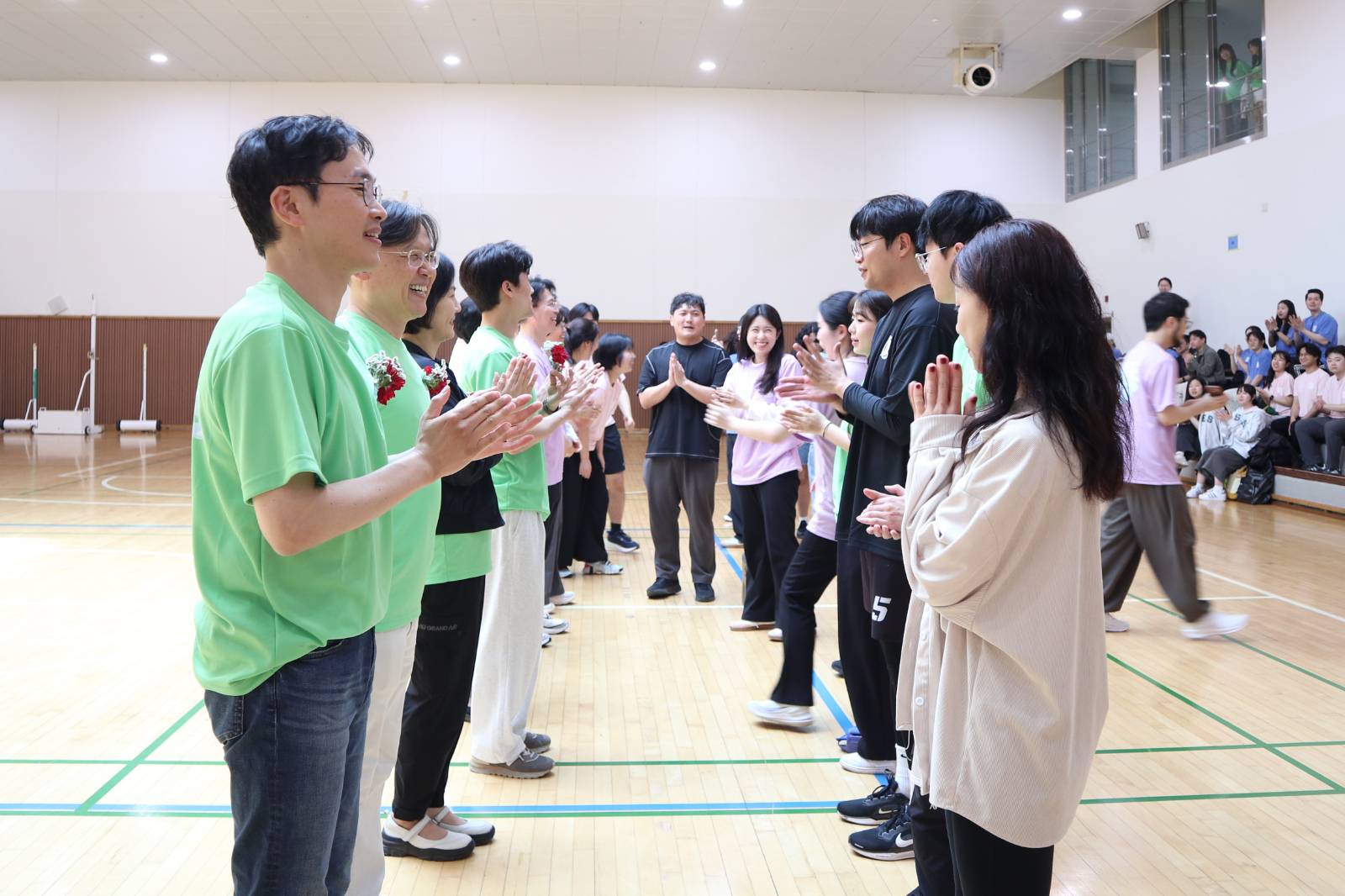 &nbsp; 지도교수님께 카네이션을 달아드리는 모습&nbsp;&nbsp;