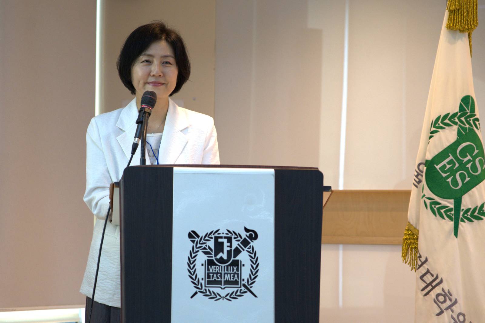 입학식 사회를 진행하는 정현주 학생부원장.