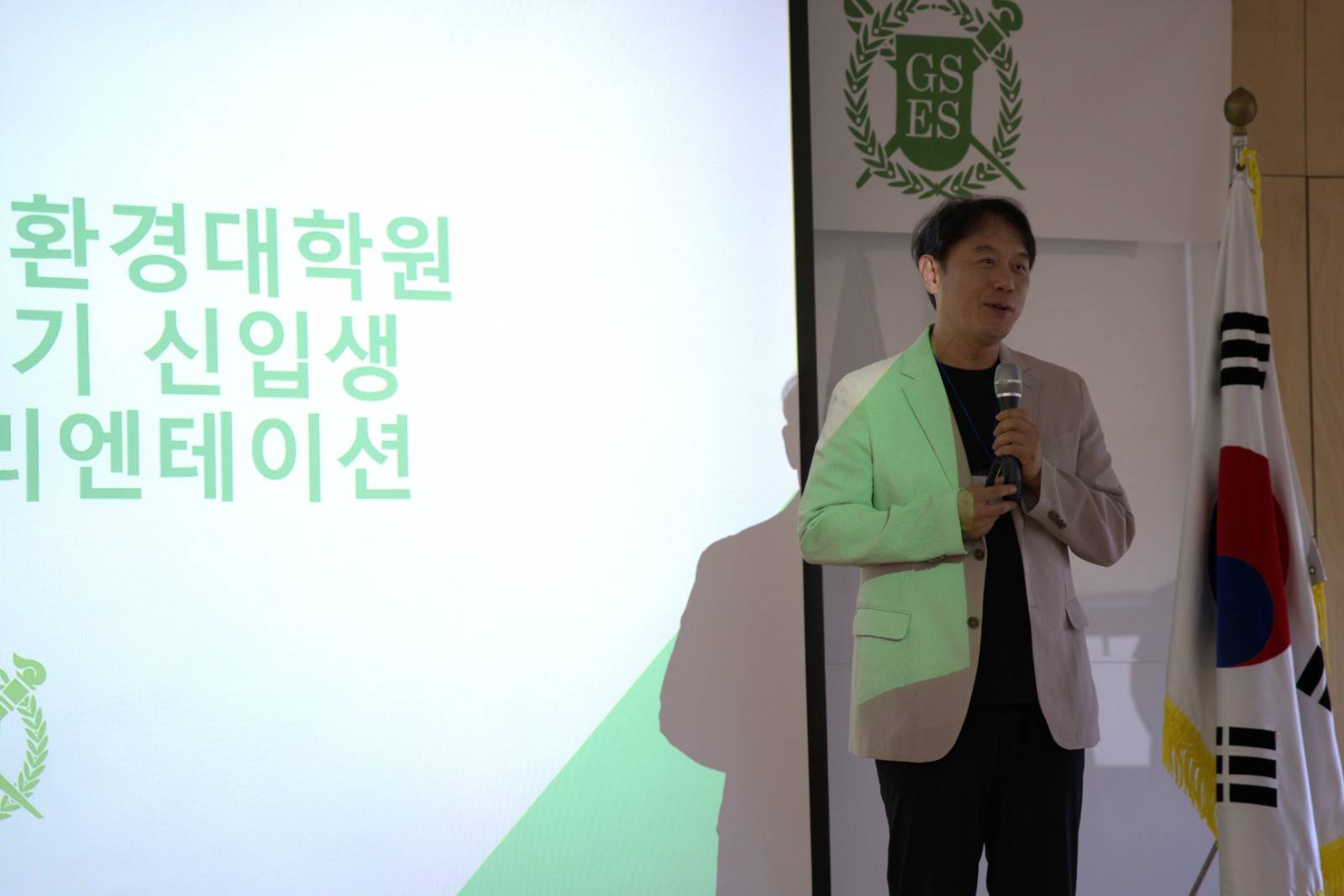 환경대학원 조직도를 안내하는 우정헌 교무부원장.