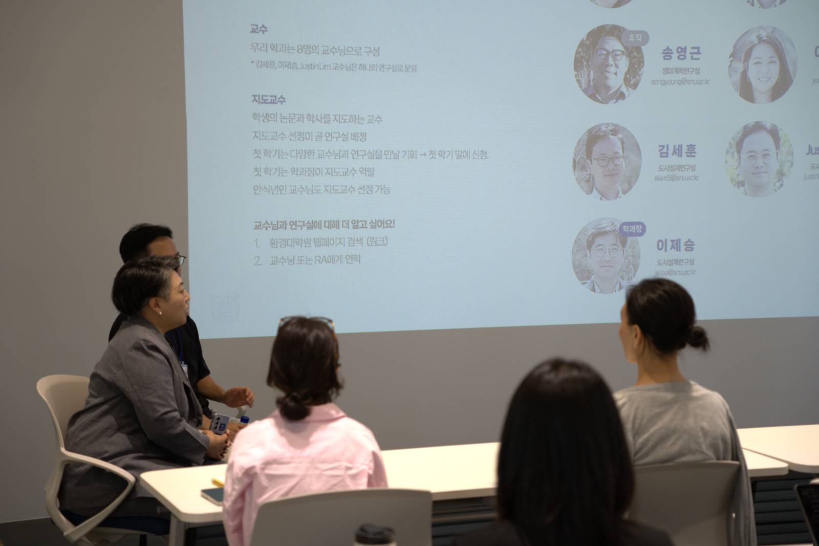 신입생들과 인사를 나누는 환경설계학과 이유미 교수와 임저스틴희준 교수.