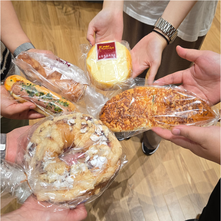 유명 베이커리에서 교수님이 사다주신 빵 🥐 🥯🥖🍞