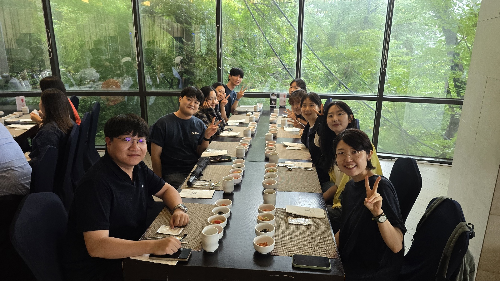 교수님과 시모무라 교수님 옆 테이블에서